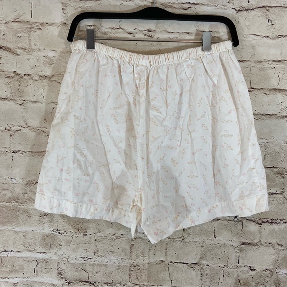 Old navy cream flower shorts size medium - Picture 3 of 4